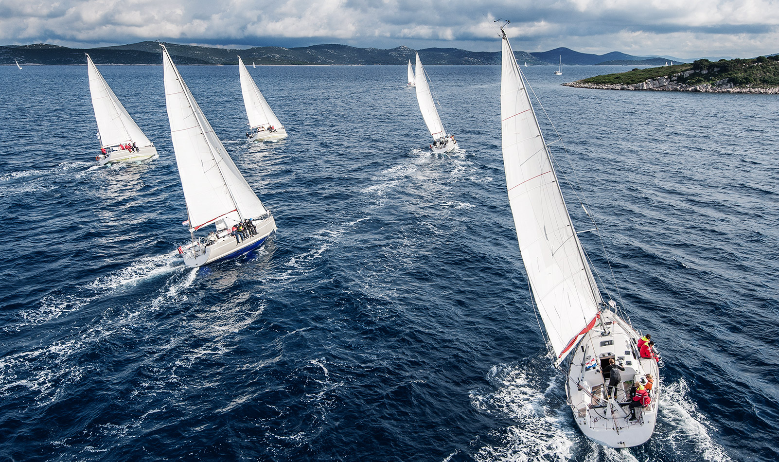 laevad seilamas mööda rahulikku merd
