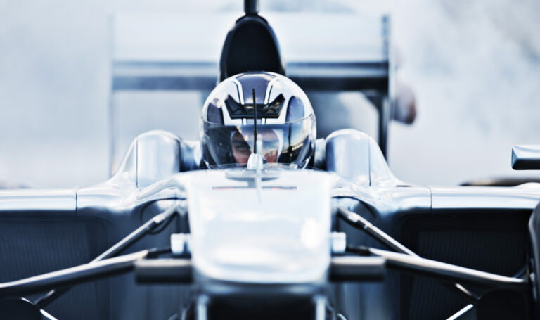 mees istub autos ja valmistub väljakutsete rohkeks sõiduks. ometi on ta enesekindel